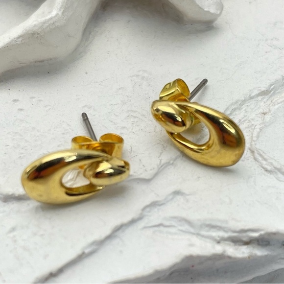 VINTAGE Dainty Gold Tone Earrings - Picture 1 of 7